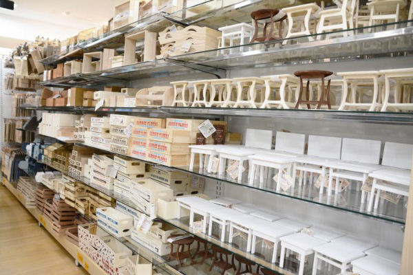 百元店的商品種類繁多，從高品質的電器商品到最潮的時尚用品，一定會讓您驚喜無比。