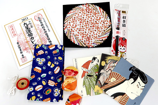 在百元店可以買到富有日本特色的商品，這使百元店成為購買紀念品饋贈親友的熱門選擇。當然，您也可以隨時為自己購買商品。
